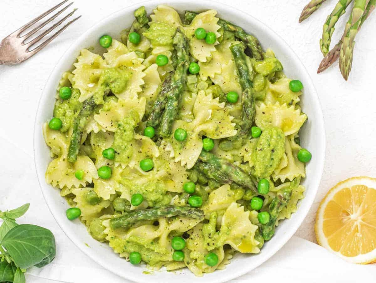 Spargel-Pasta mit grünen Erbsen