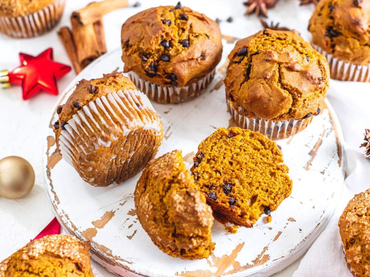 Kürbis-Muffins mit Schokoladenstückchen und Zucker-Topping