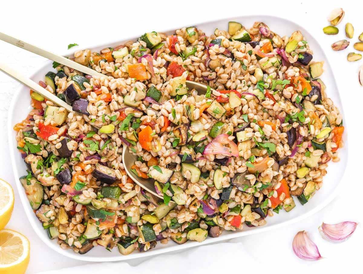 mediterraner Farro-Salat