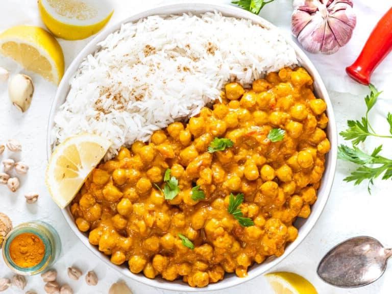 Kichererbsen-Curry mit weißem Reis und Koriander