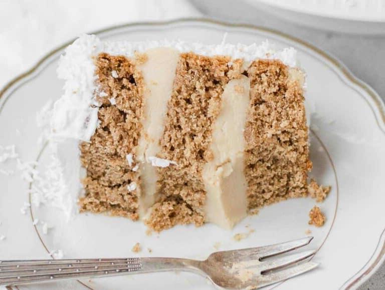 Ein Stück veganer Kokoskuchen mit einer silbernen Gabel