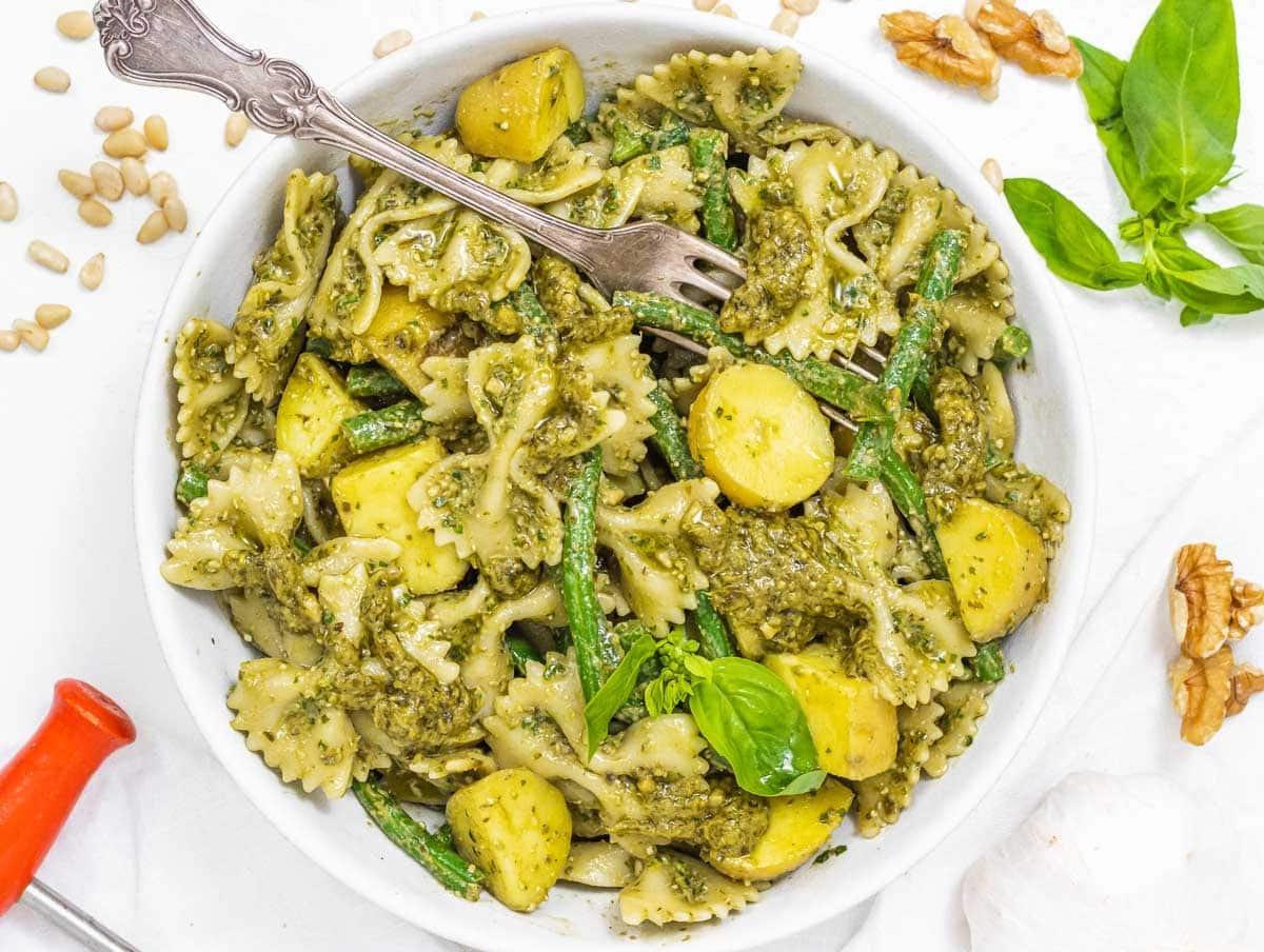 Pesto-Pasta mit grünen Bohnen und kleinen Kartoffeln, inspiriert von Ligurien.