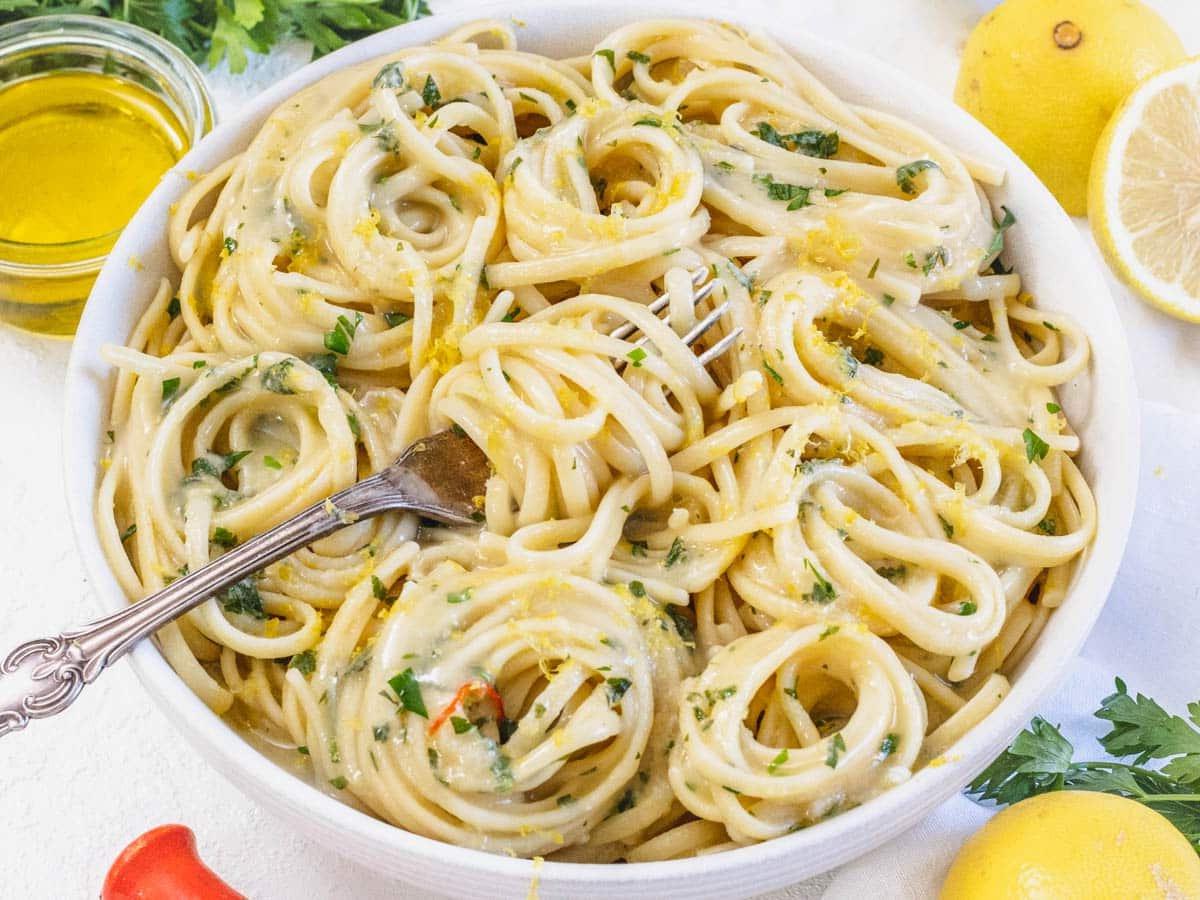 Zitronen-Pasta Rezept in einer Schüssel mit einer Gabel.