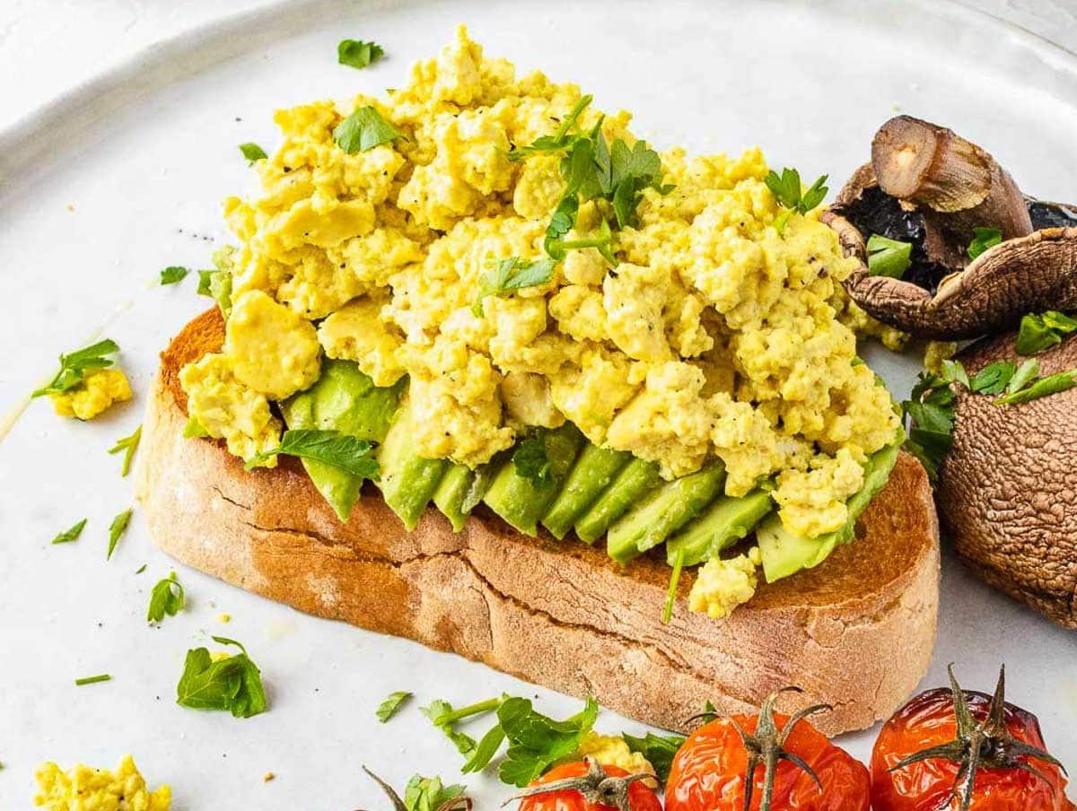 Tofu Scramble mit Brot und Avocado