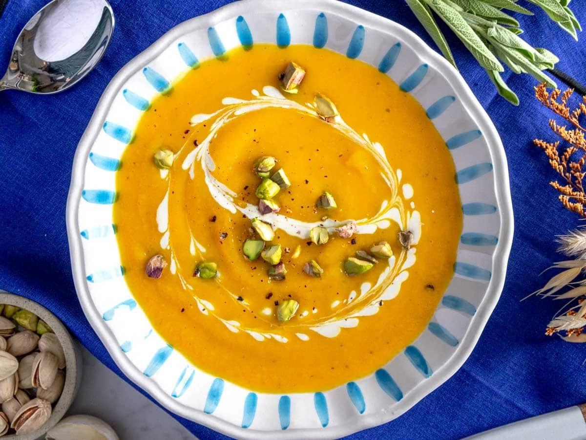 Butternusskürbis-Suppe in einer handgemachten Schüssel.