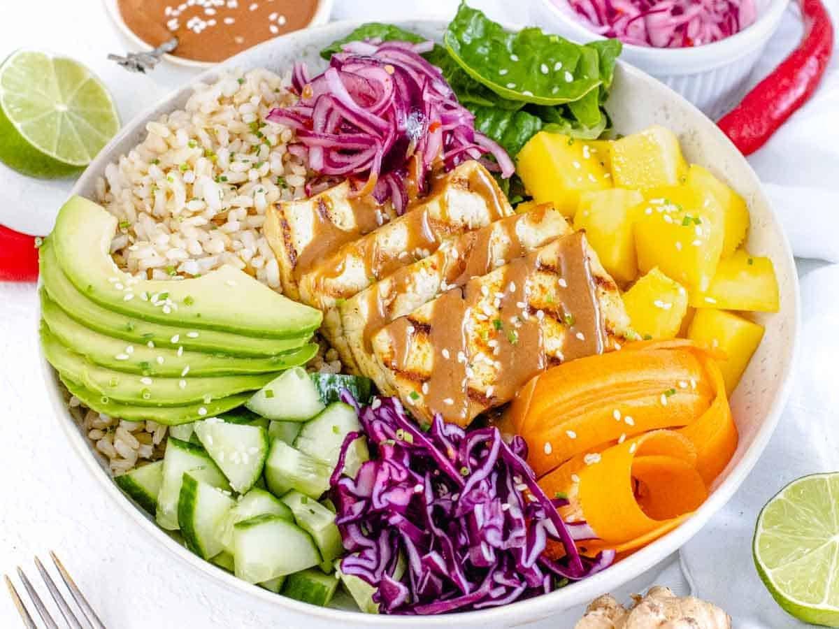 Buddha-Bowl mit Erdnusssauce