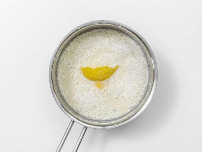 Puddingzutaten im Topf