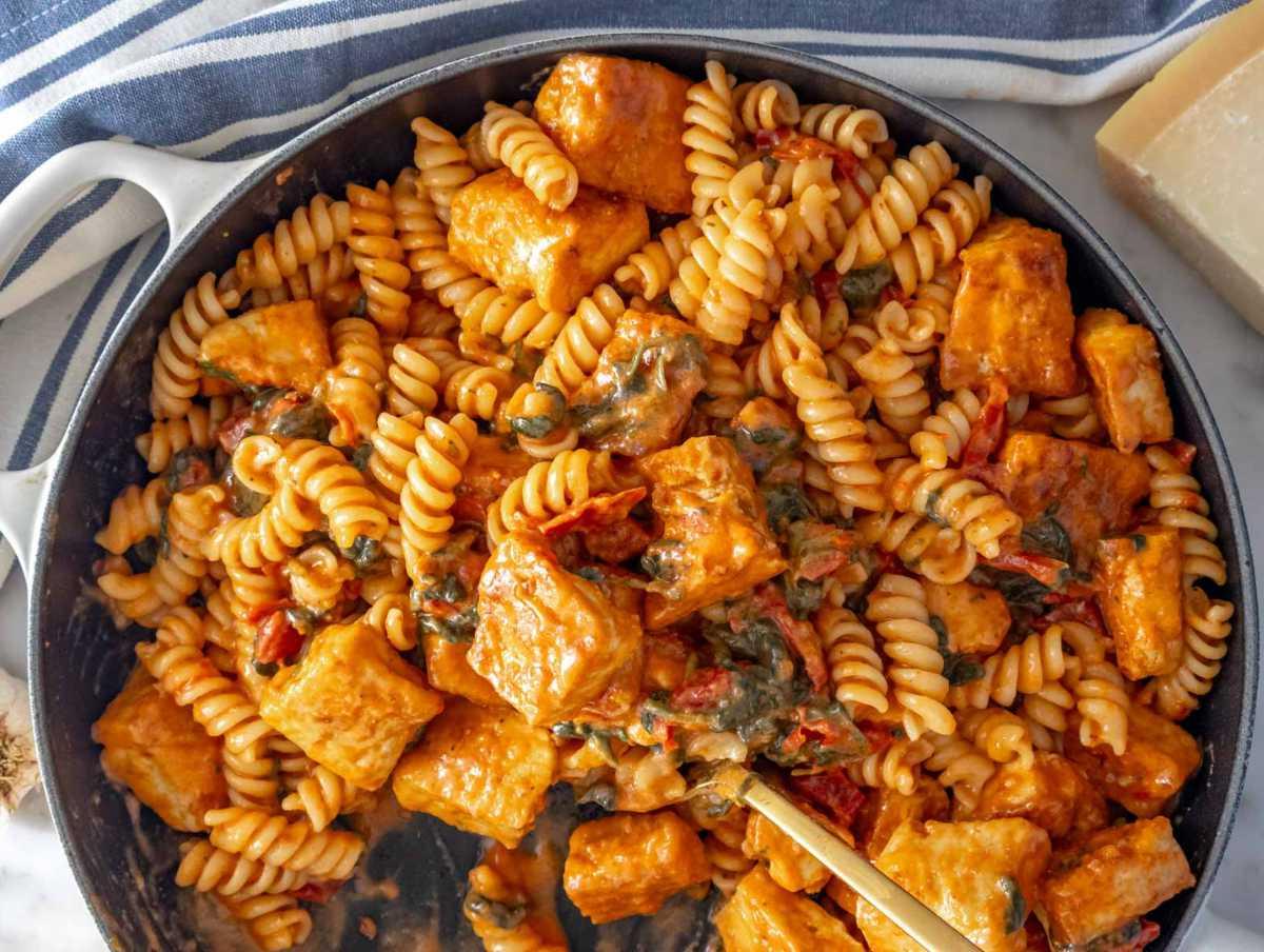 Cremige Marry Me Tofu Pasta in einer Pfanne.