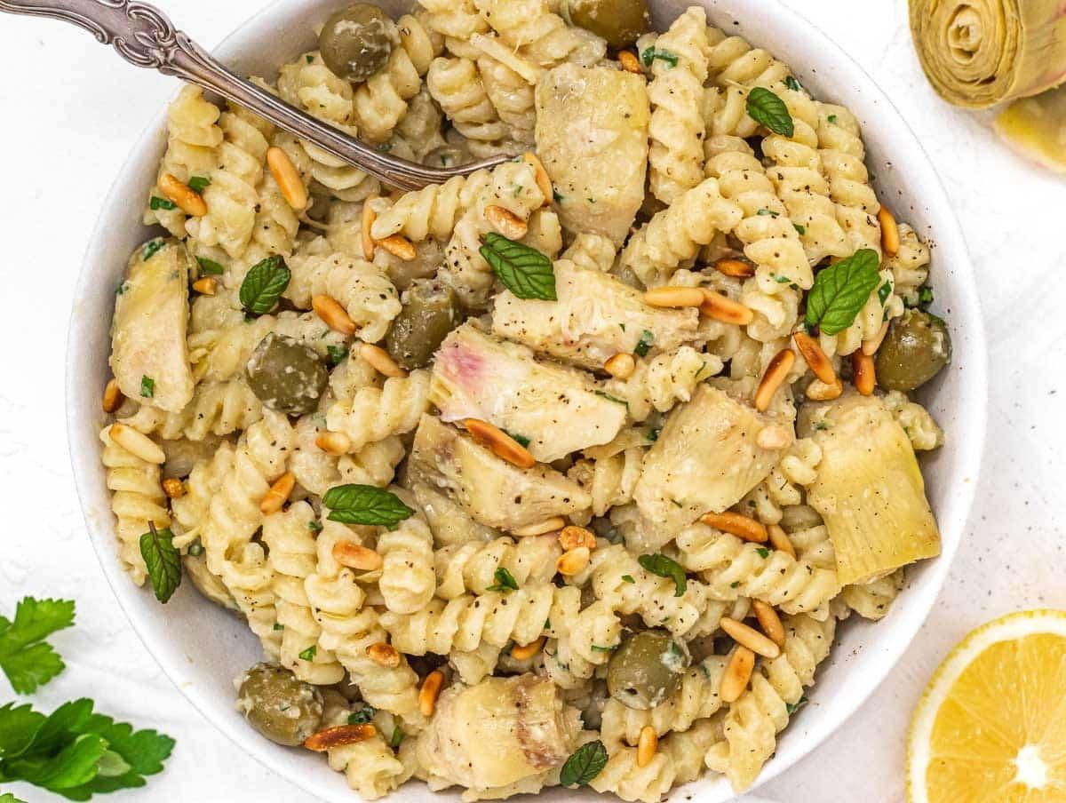 Artischocken-Pasta mit Gabel und Minzeblättern