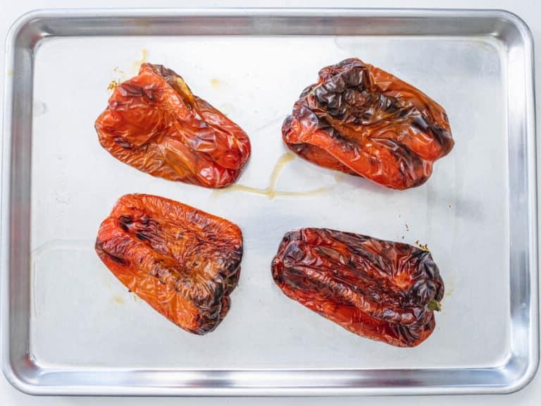 Gegrillte Paprika auf einem Backblech