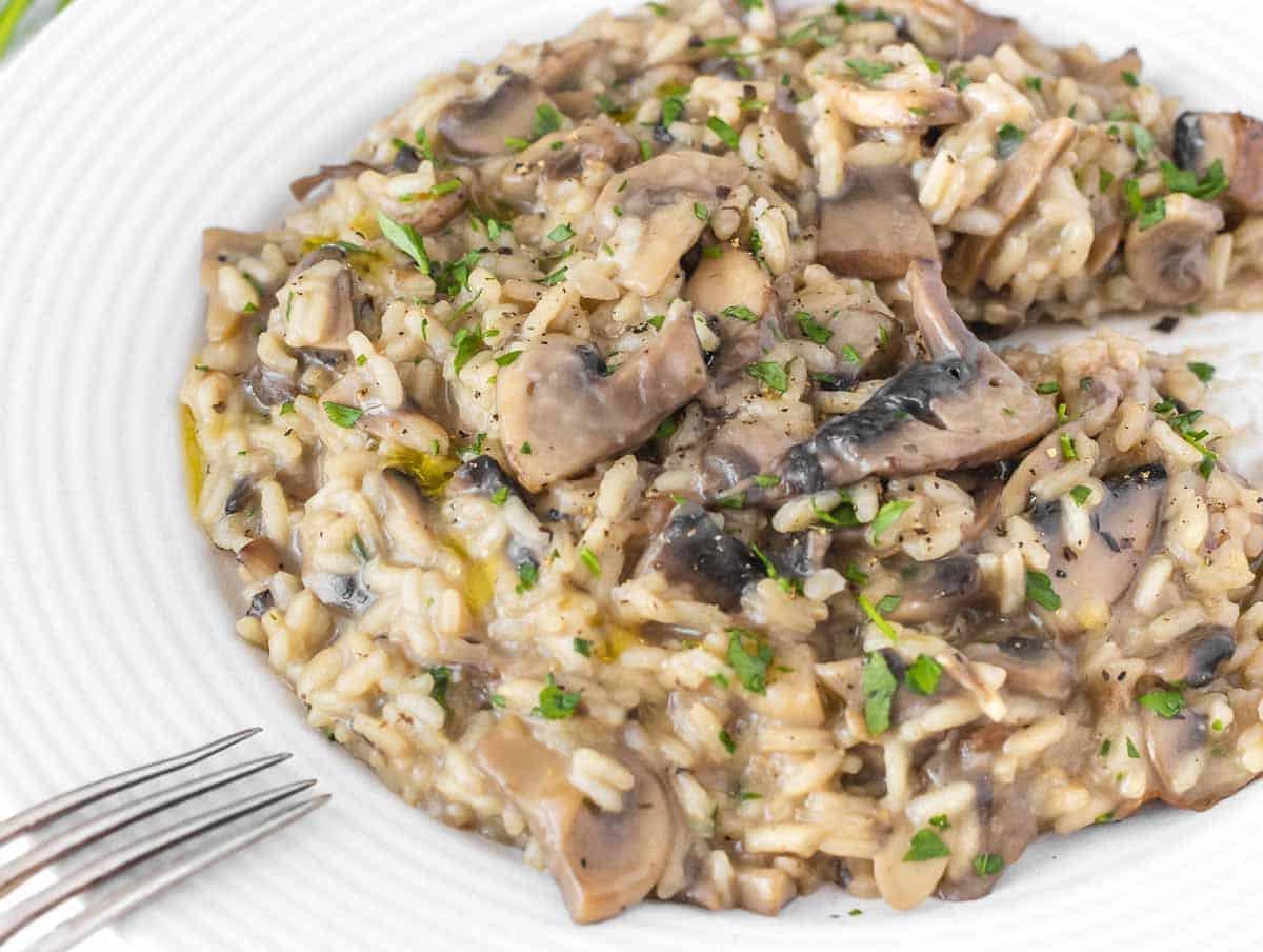 Pilz-Risotto auf einem Teller