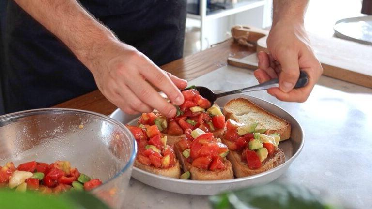 Tomaten auf das Brot geben