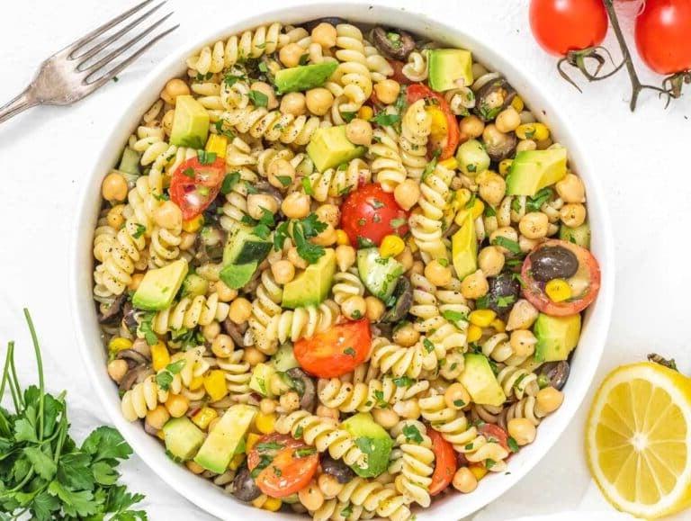 Kichererbsen-Nudelsalat in einer Schüssel