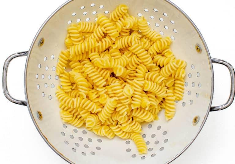 Gekochte Pasta in einem Sieb, bereit zum Abkühlen.