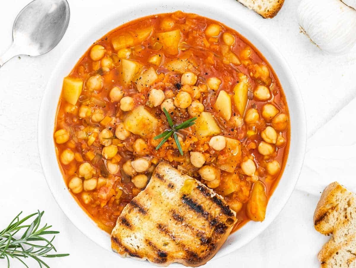 30 vegane Mittagessen-Ideen 29 Kichererbsen-Suppe mit geröstetem Brot und Rosmarin