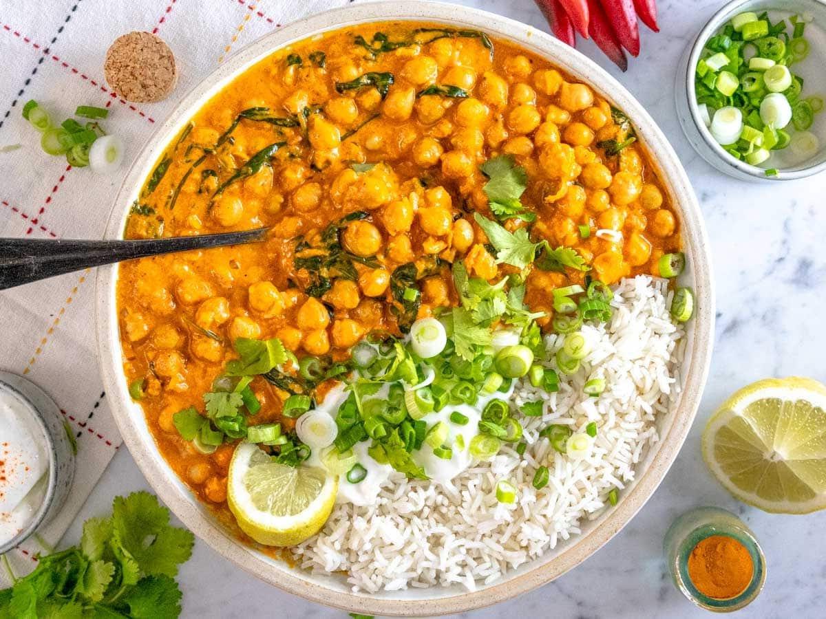 Kichererbsen-Curry mit Basmatireis und Koriander.