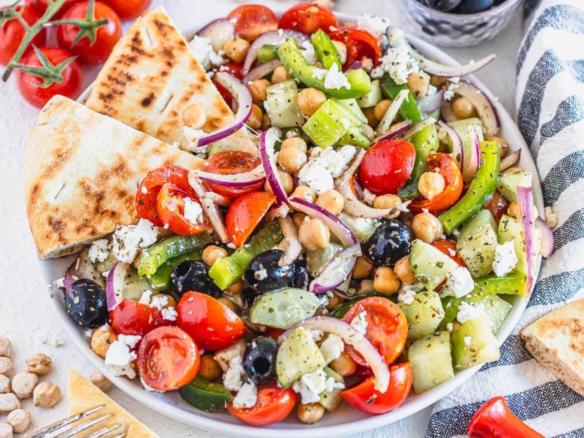 Griechischer Kichererbsensalat mit Pitabrot und zerbröseltem Feta