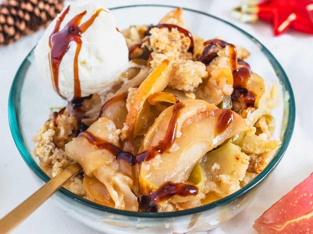 Veganer Apfel-Crumble in einer Schüssel mit Eis