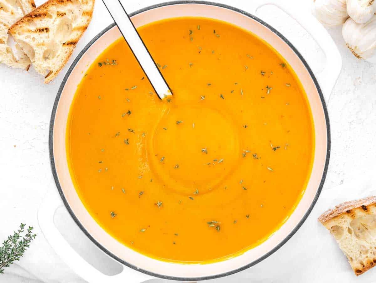 Dutch Oven voll mit Butternut-Kürbis-Suppe