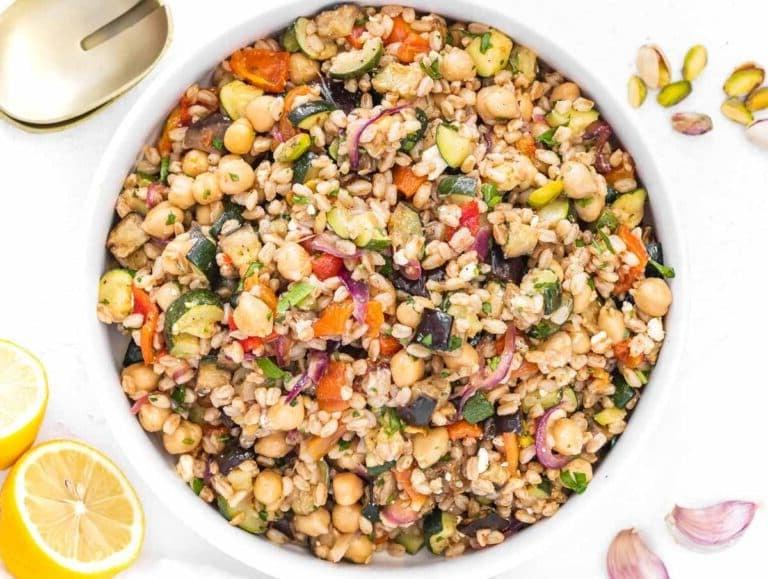 mediterraner Farro-Salat mit Kichererbsen