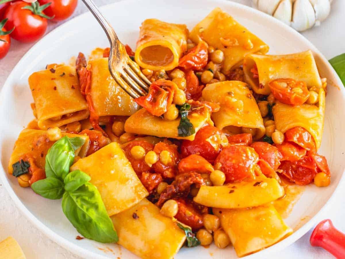 Paccheri-Pasta mit Gabel und Kichererbsen.