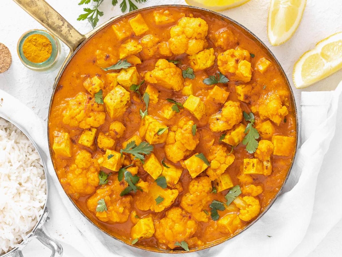 30 vegane Mittagessen-Ideen 30 Cremiges Tofu-Curry in einer Schüssel, servierfertig