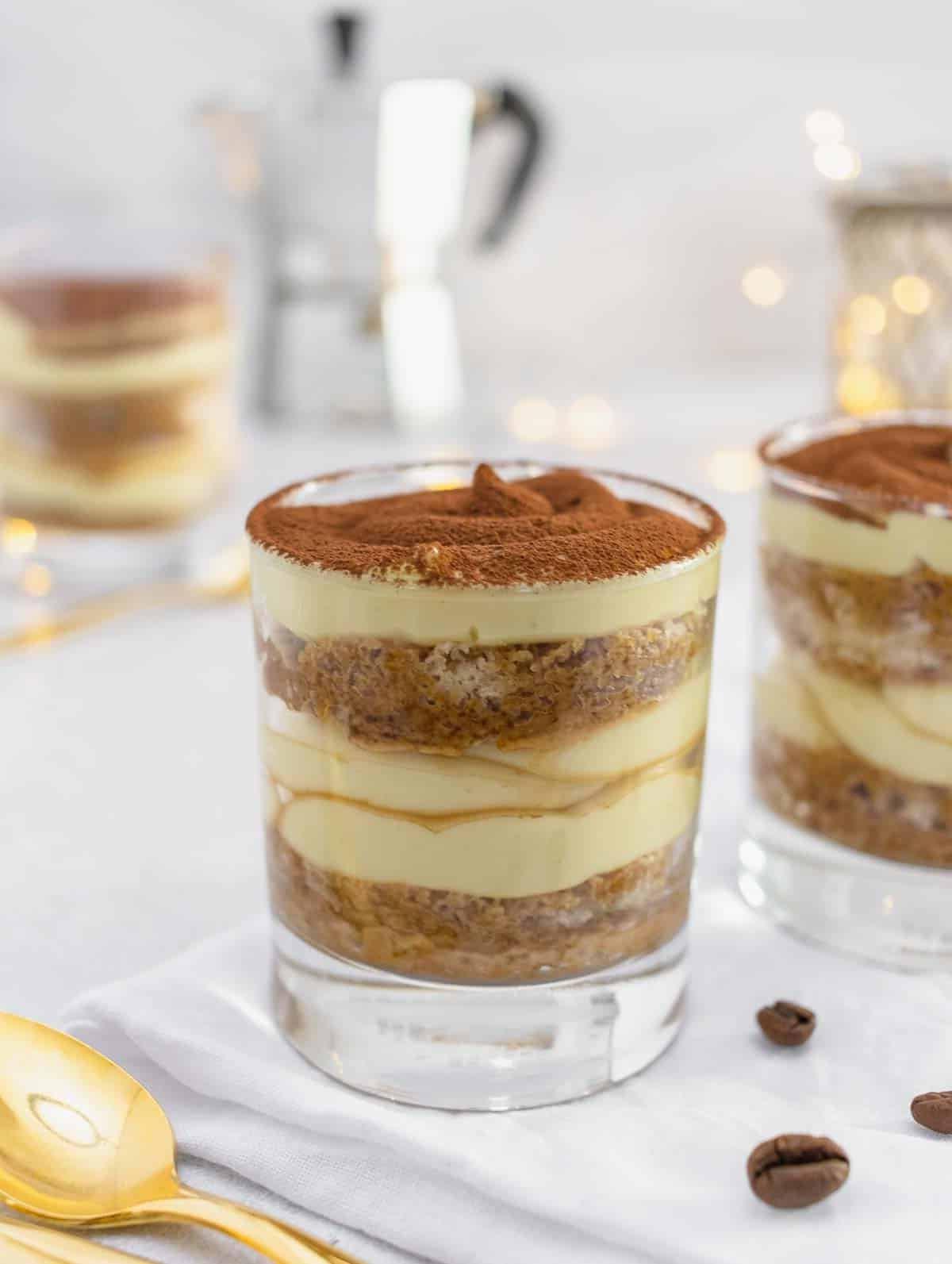 Einzelportion veganes Tiramisu mit Biskuitboden