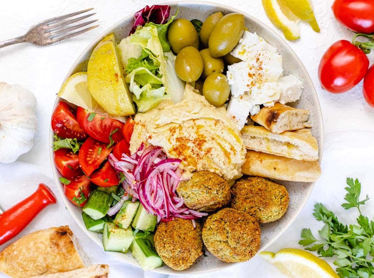 Mediterrane Bowl mit Petersilie.