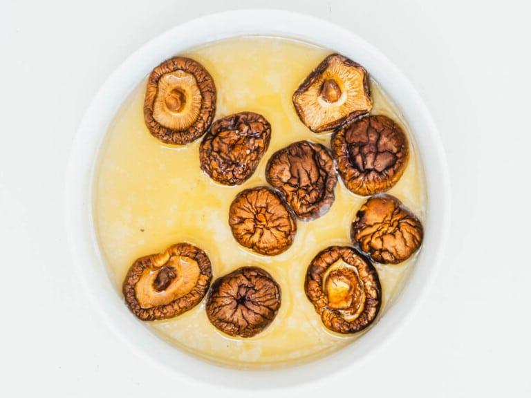 Shiitake-Pilze in einer Schüssel einweichen