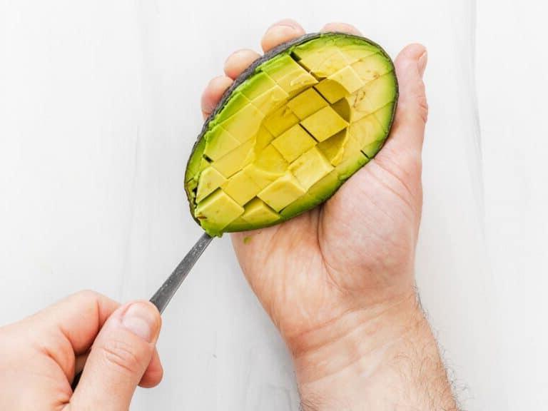 Avocado Fruchtfleisch herausschöpfen