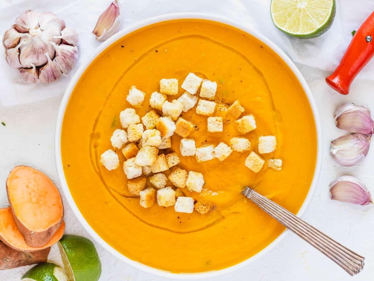 Süßkartoffel-Suppe mit Croutons und Löffel