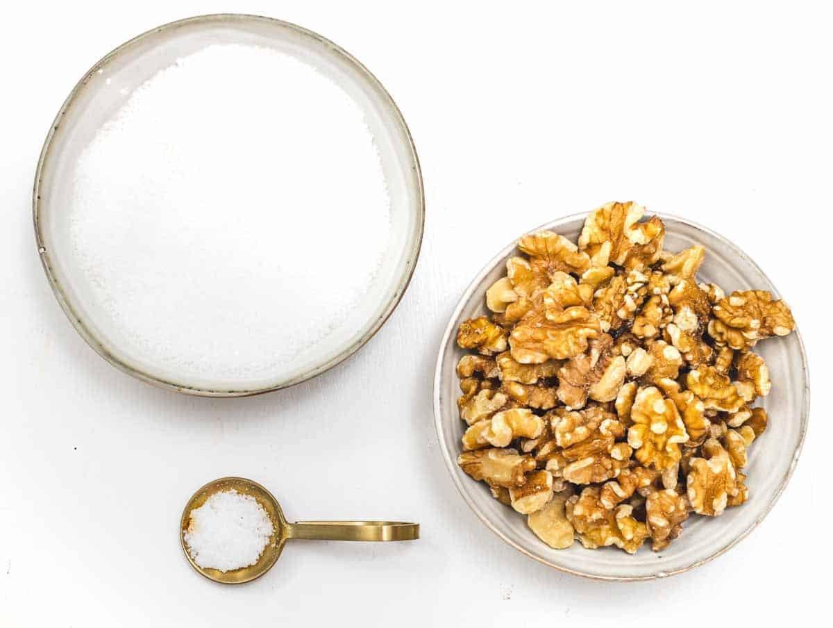 Walnüsse und Zucker bereit für die Zubereitung des Rezepts
