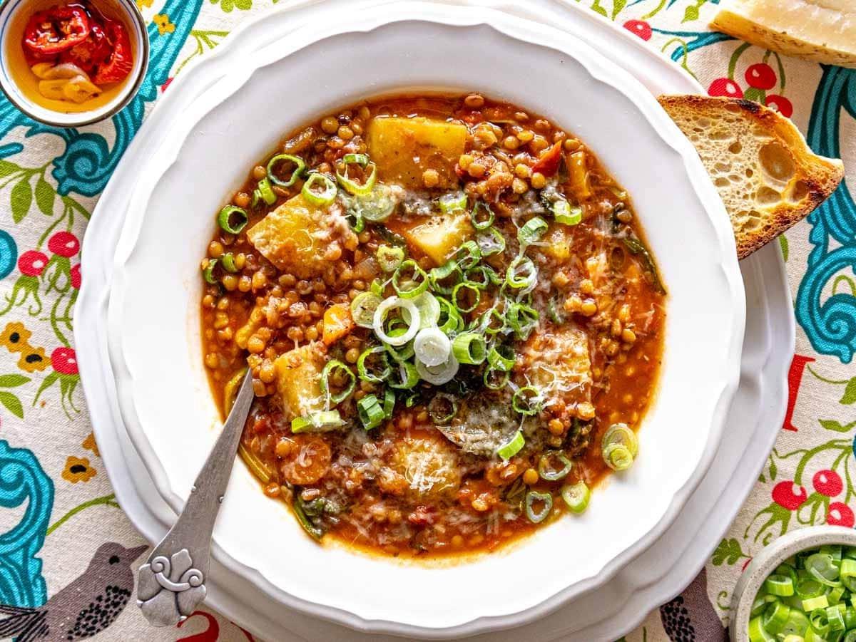 Linsensuppe mit geriebenem Parmesan und Frühlingszwiebeln