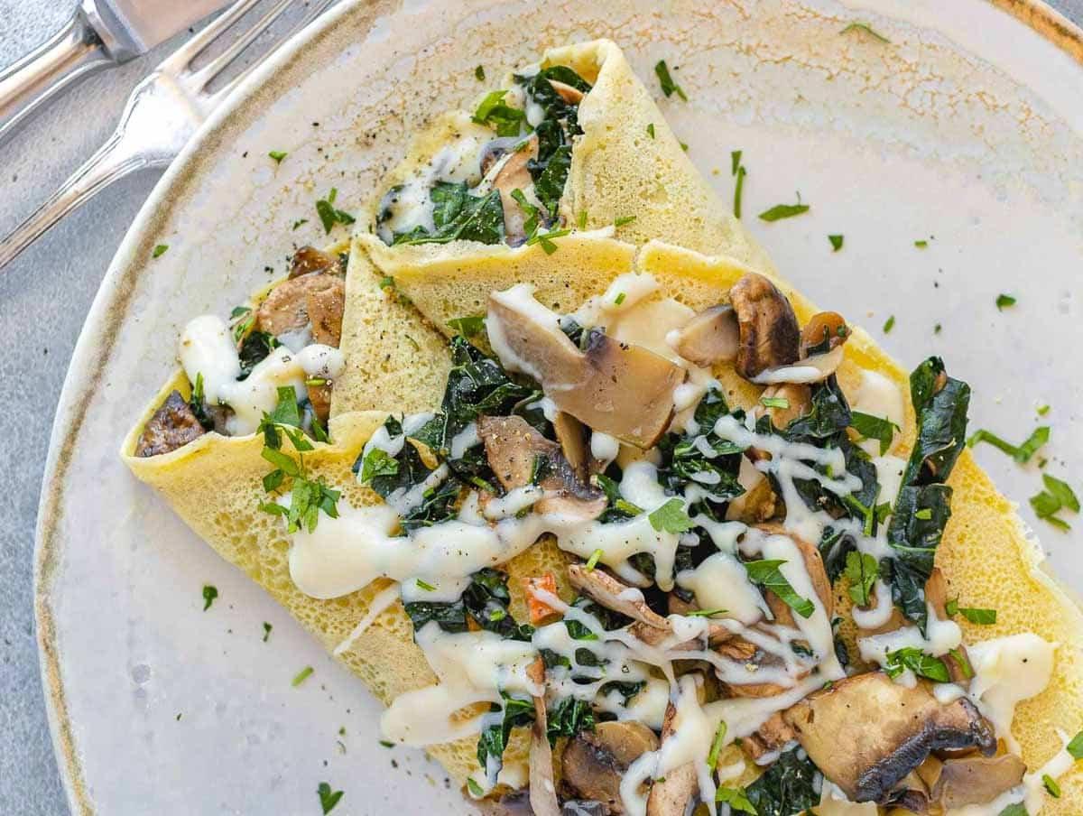 Vegane weiße Soße auf veganen Crêpes