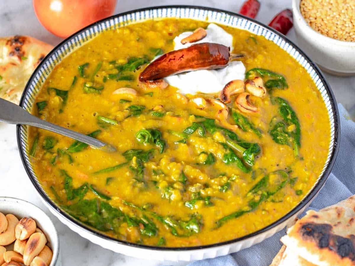 Cremiger Dal mit gelben Spaltlinsen in einer Schüssel