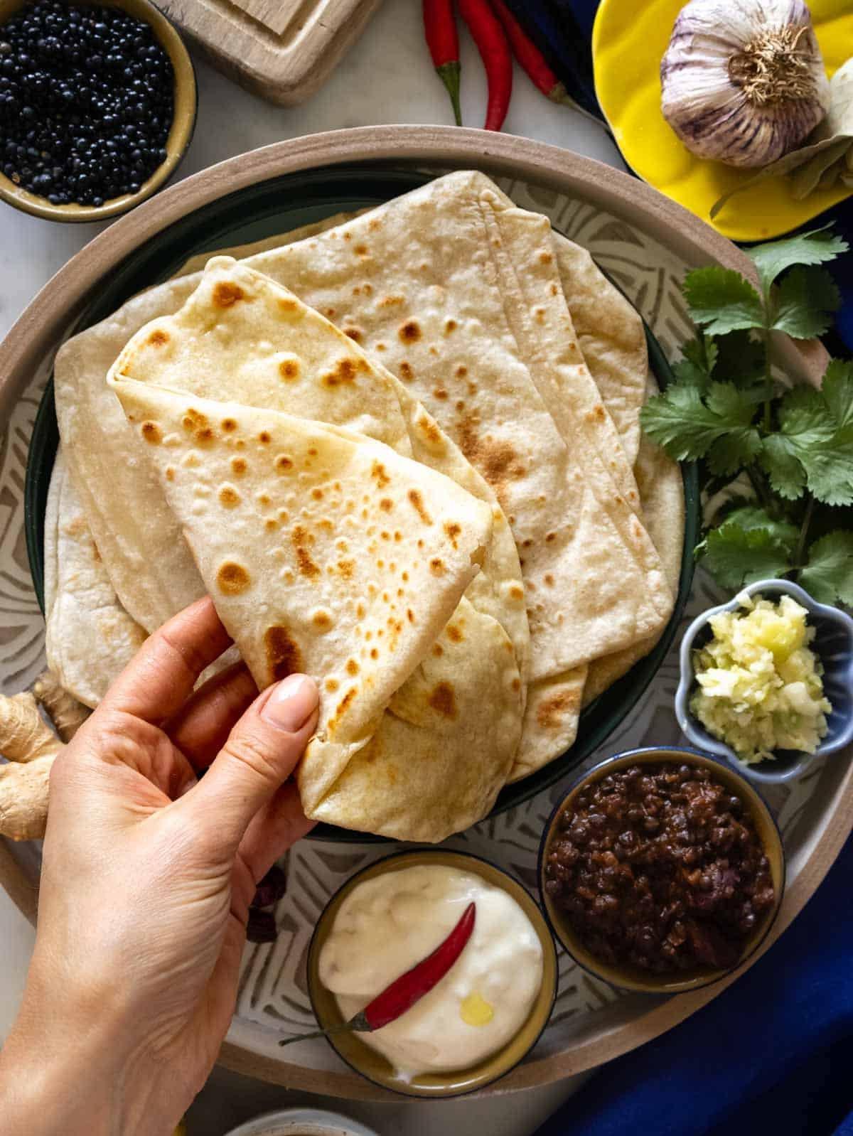 Louise faltet ein weiches und blättriges Paratha.