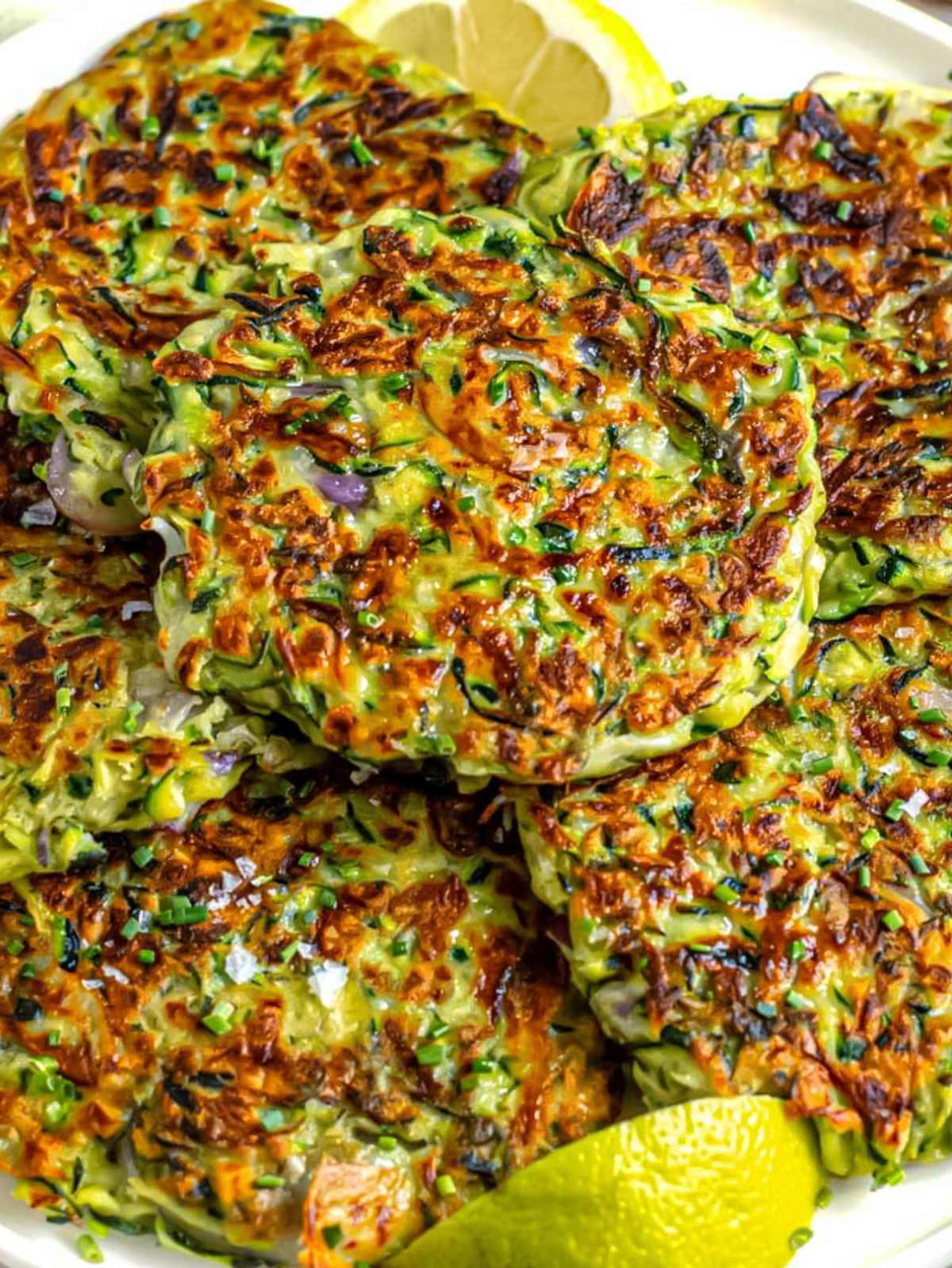 Knusprige Zucchinipuffer.