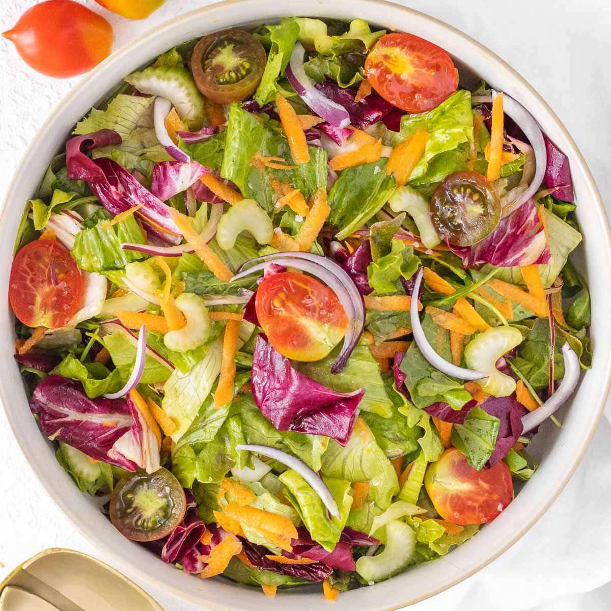 Einfacher Beilagensalat mit frischem Grün