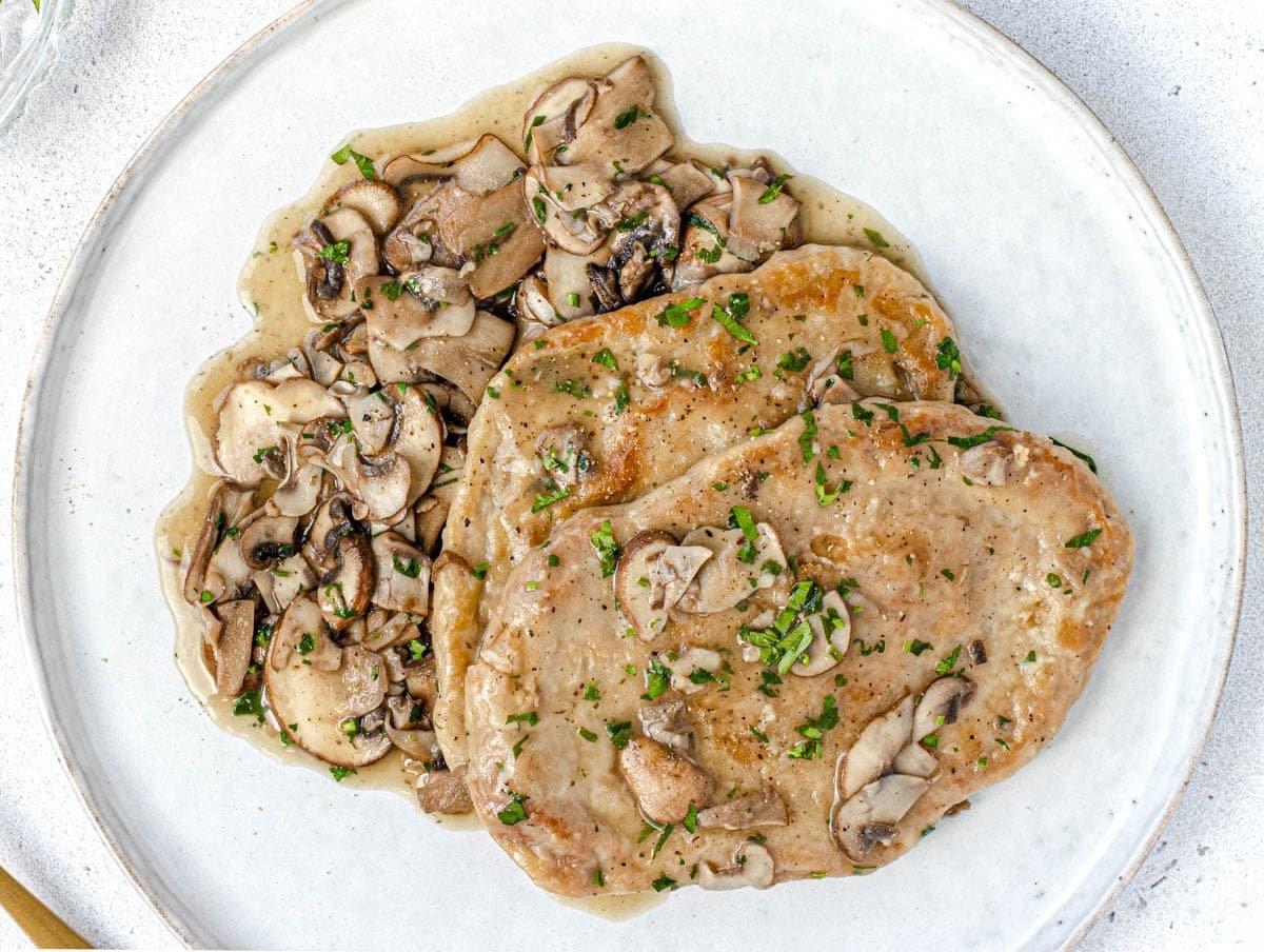 Hausgemachtes Seitan mit sautierten Pilzen
