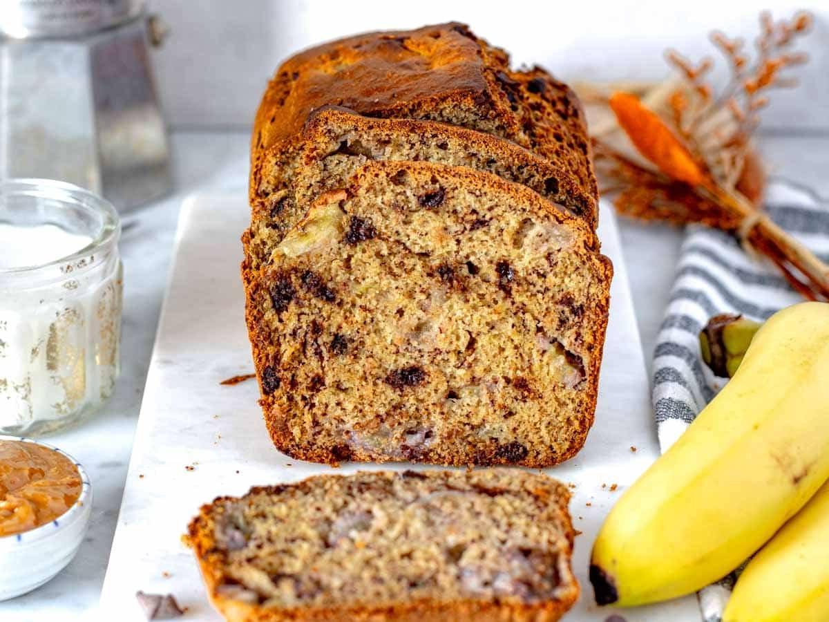 gesundes Bananenbrot mit Bananenstücken