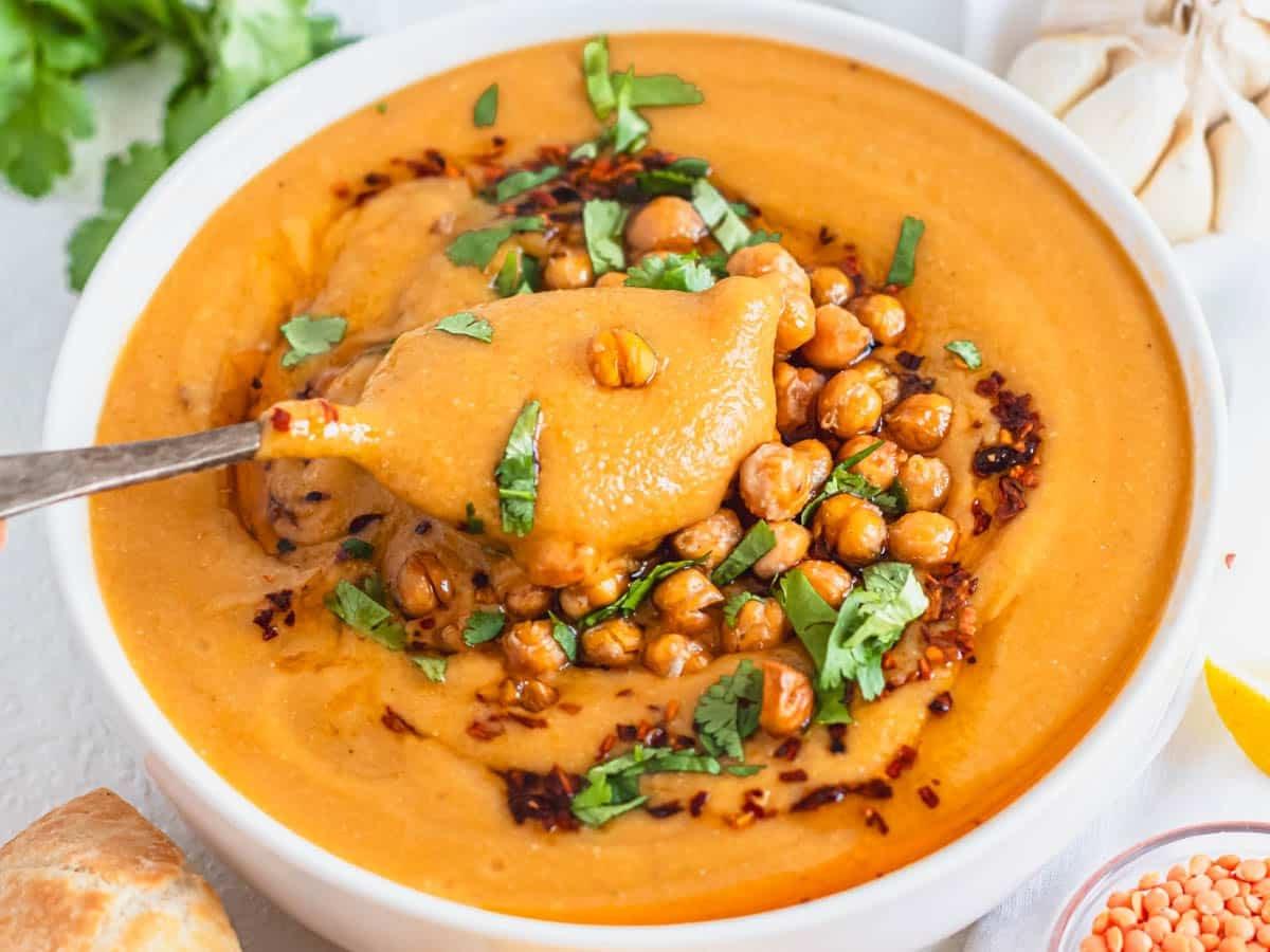 Türkische rote Linsensuppe mit gerösteten Kichererbsen und frischem Koriander als Topping