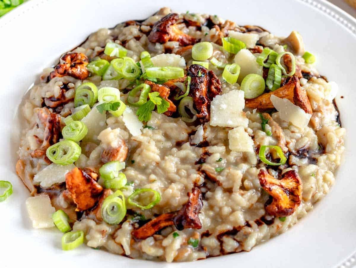 cremiges Pilzrisotto auf einem Teller