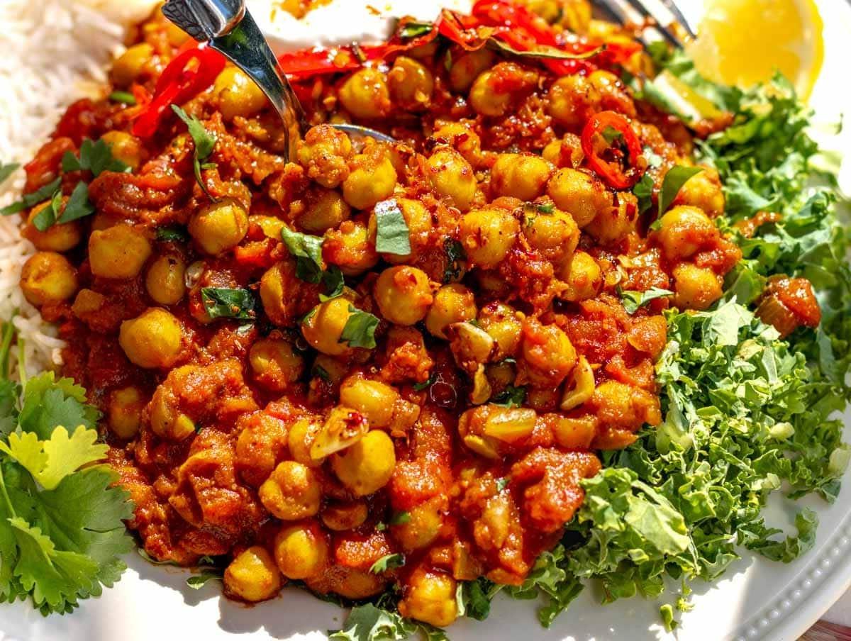 Chana Masala 4 Chana Masala auf Reis und Grünkohl