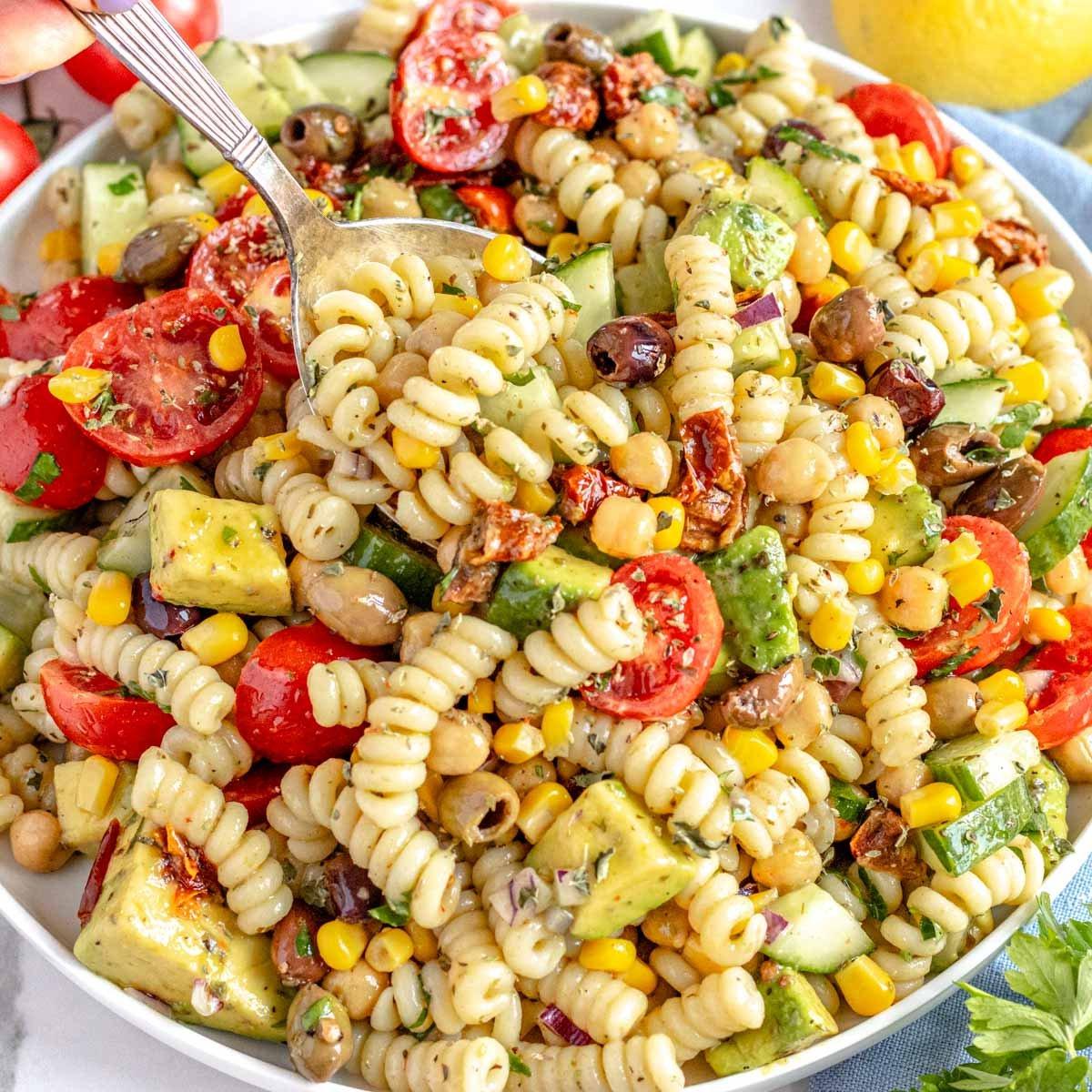 Einfacher Kichererbsen-Nudelsalat mit Kirschtomaten und Gurken.