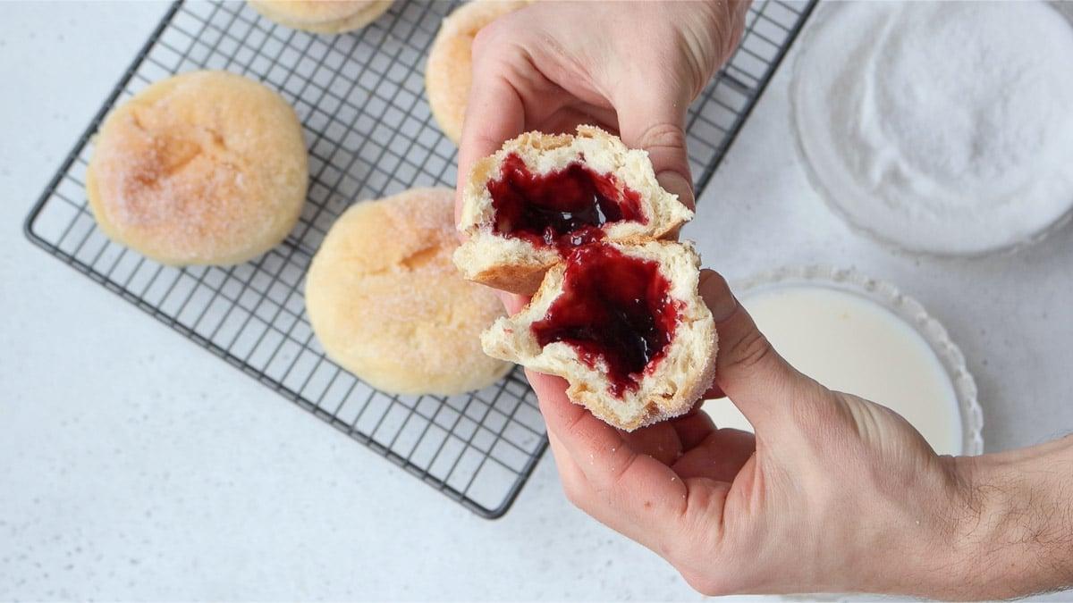 Offener italienischer Krapfen mit Marmelade gefüllt