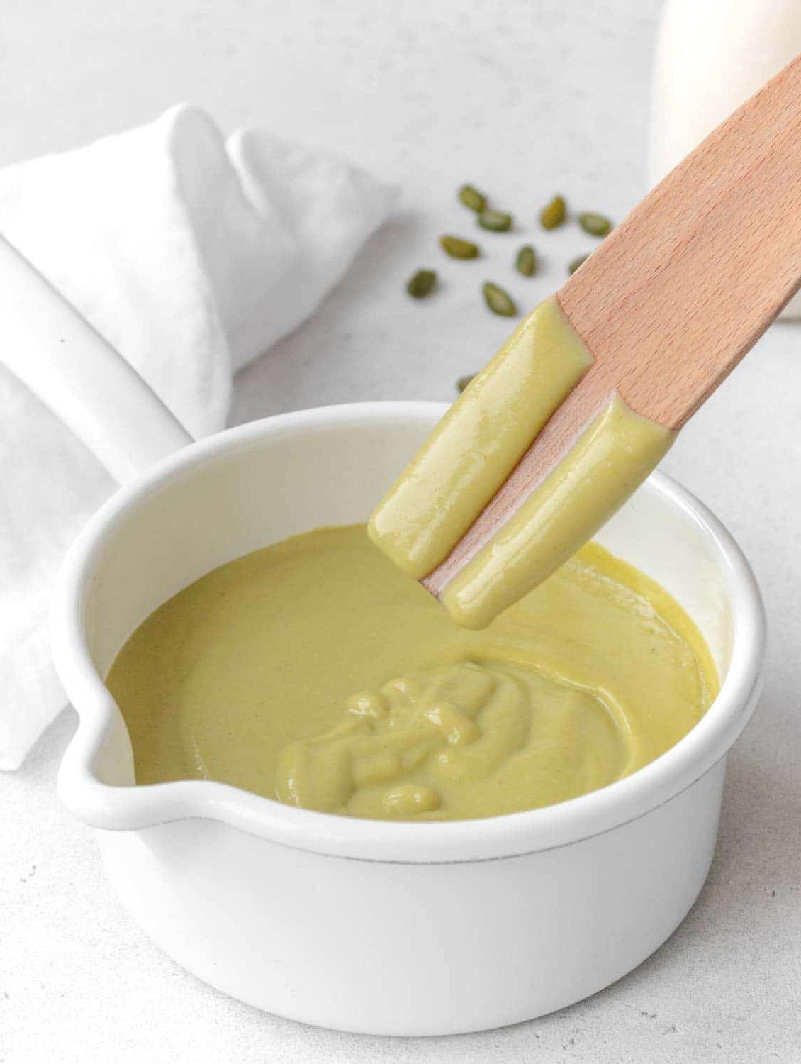 Pistaziencreme auf Löffel, um Cremigkeit zu prüfen