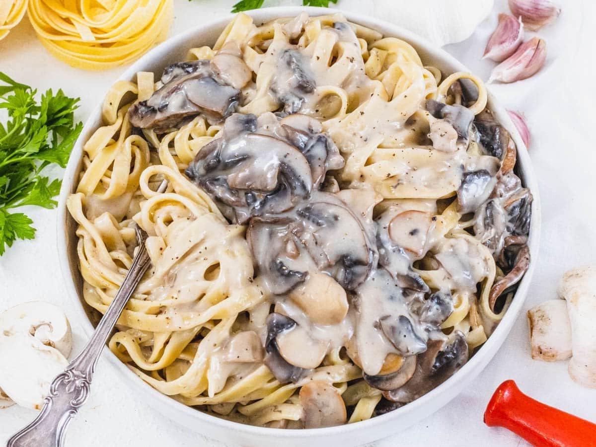 Pilz-Alfredo 4 Fettuccine Mushroom Alfredo in a bowl