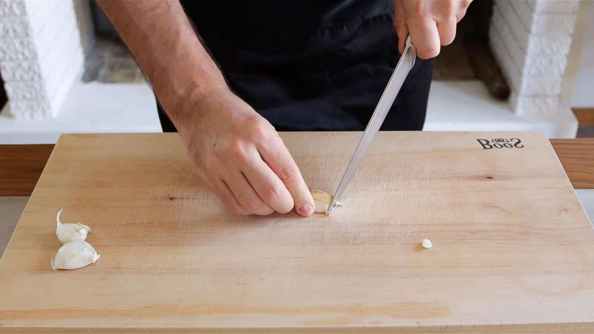 Knoblauch hacken und Knoblauchpaste herstellen 3 Wurzelende des Knoblauchs abschneiden