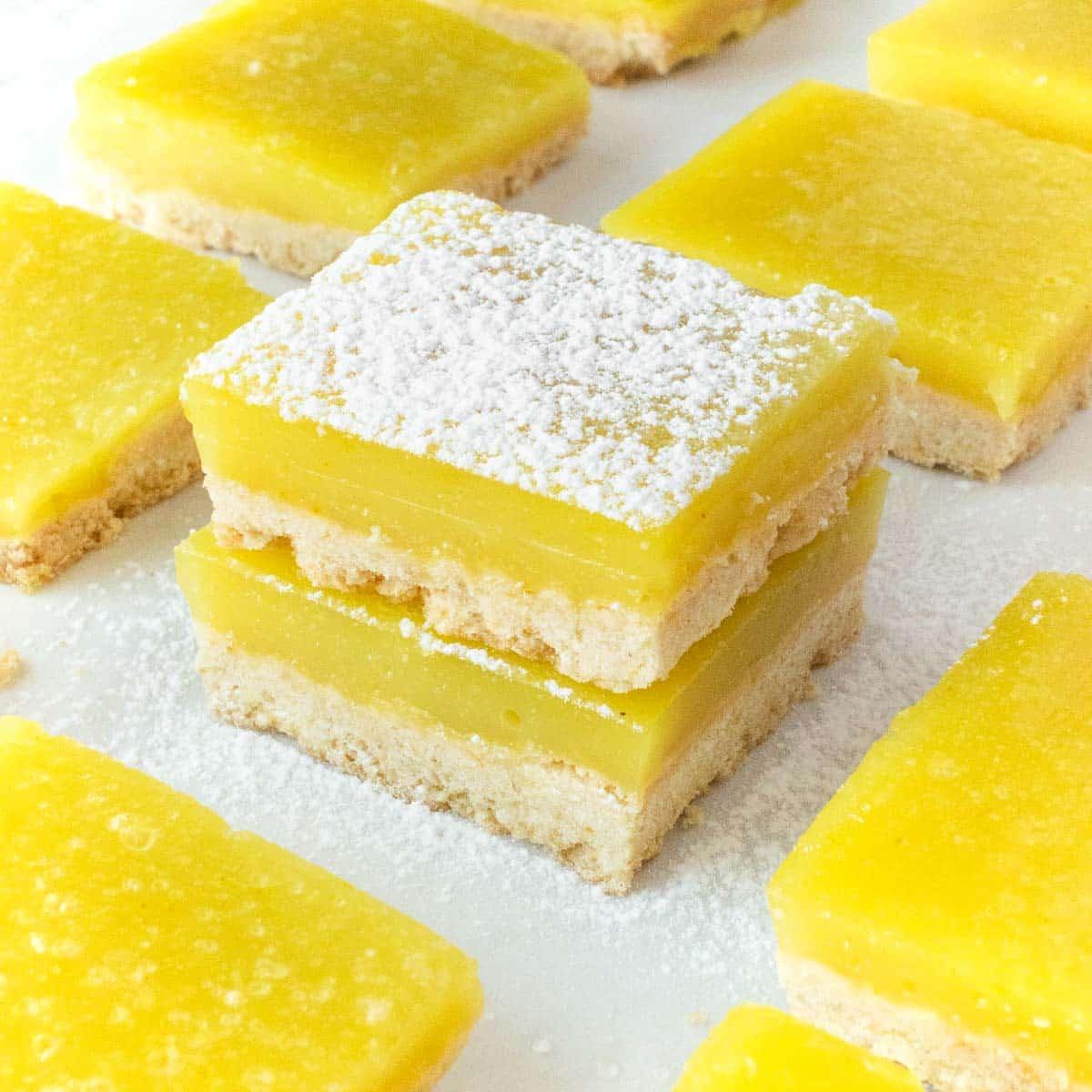 Feine vegane Zitronenriegel mit Puderzucker bestreut.