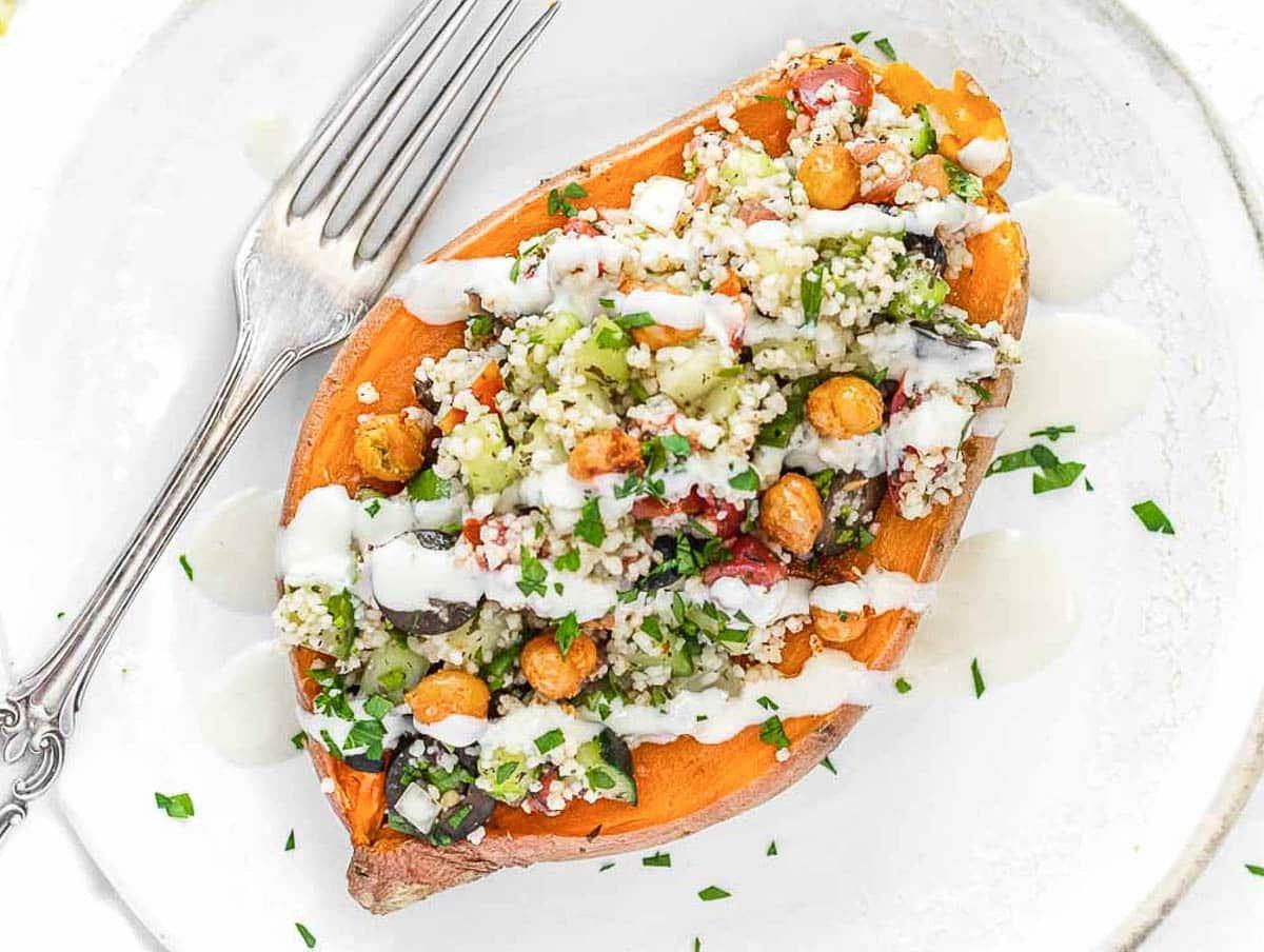 30 vegane Mittagessen-Ideen 4 Mikrowellen-Süßkartoffel mit Couscous-Topping